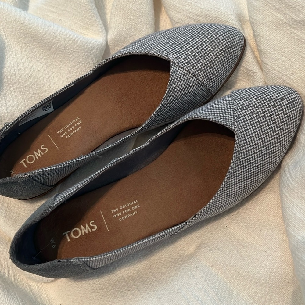 NWT grey mixed media Toms